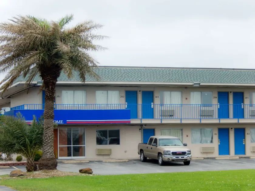 Motel 6-Clute, TX - Image 1