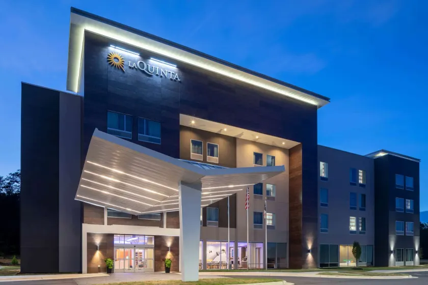 La Quinta by Wyndham Greensboro Airport High Point - Image 1
