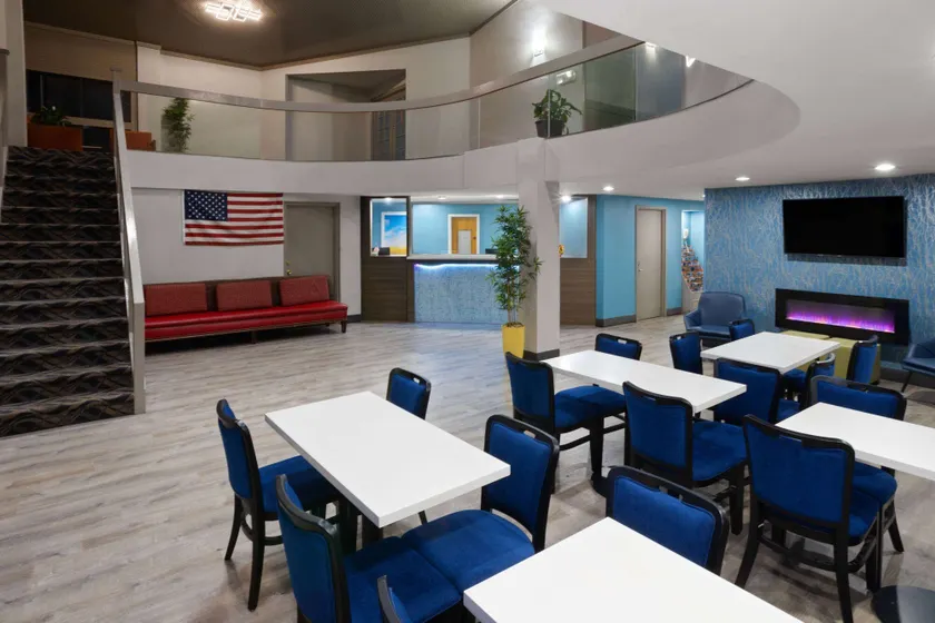 Days Inn & Suites by Wyndham Northwest Indianapolis - Lobby