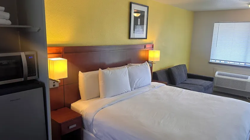 Lakeshore Inn Water Front - Image 1