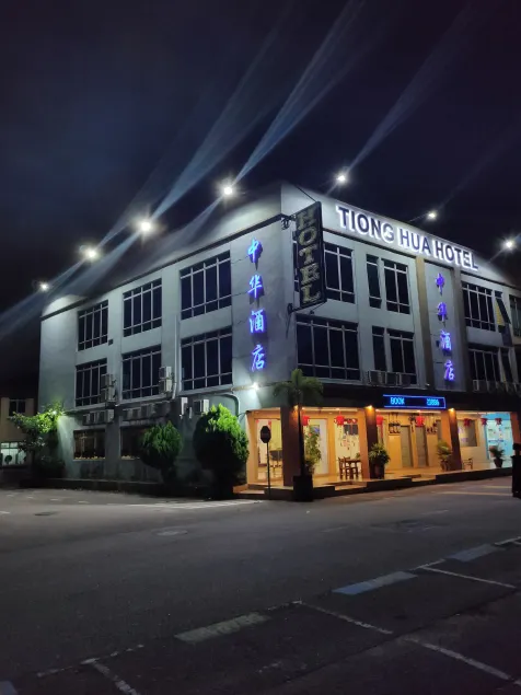 TIONG HUA HOTEL - Image 1