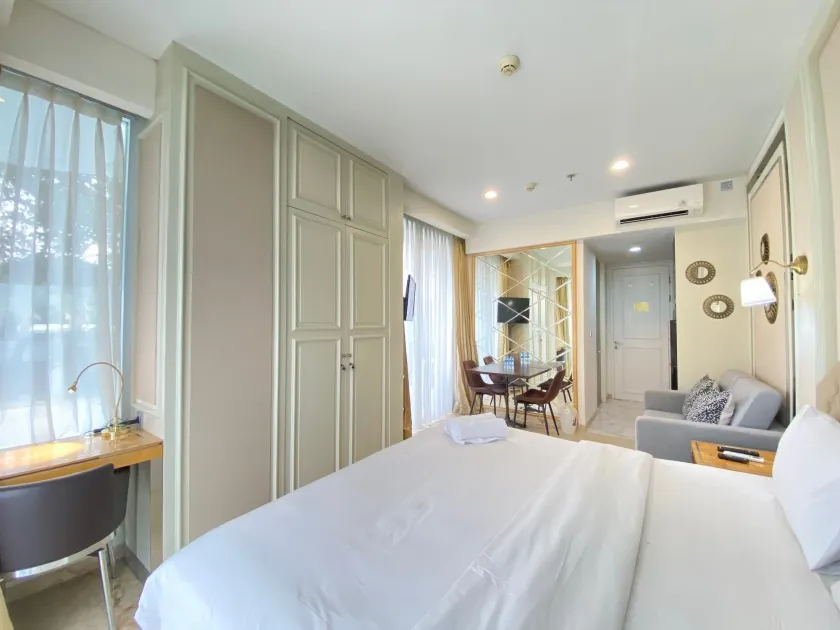 Modern Studio Room with Jacuzzi at Art Deco Apartment By Travelio - Room