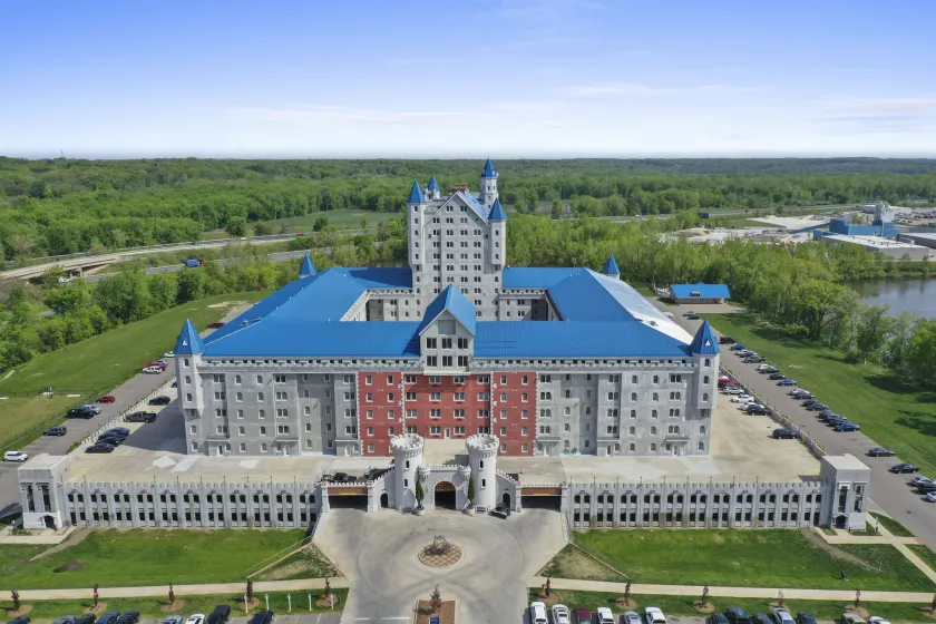 The Grand Castle Apartments - Image 1