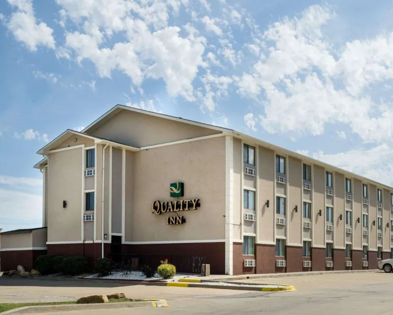 Quality Inn I-70 at Wanamaker - Image 1