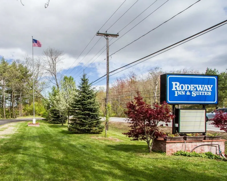 Rodeway Inn & Suites Brunswick near Hwy 1 - Image 1