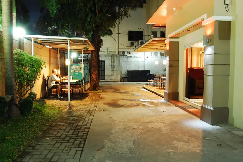 Rumi Apartelle Hotel - Image 1