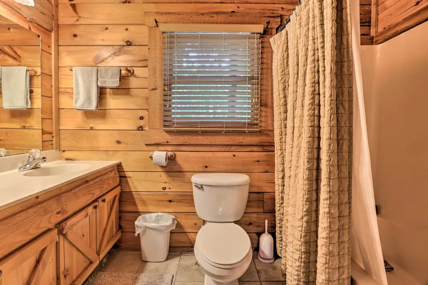 'Sky Harbor' Sevierville Cabin w/ Hot Tub & Deck! - Interni