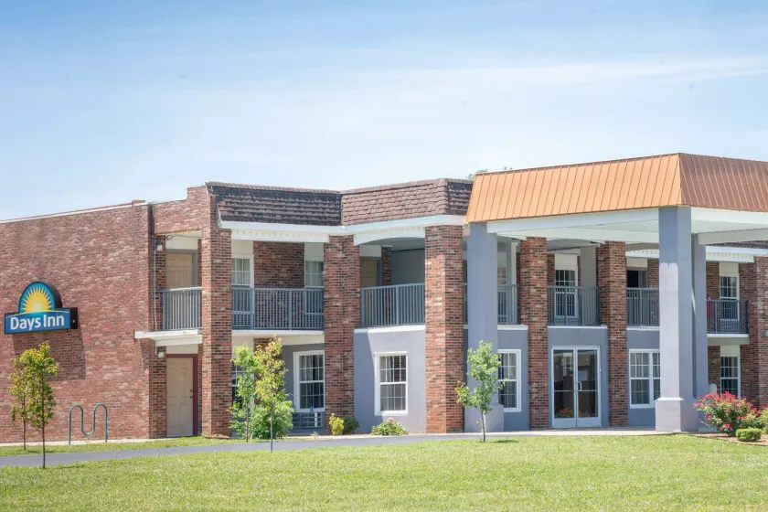 Days Inn by Wyndham Cave City - Image 1
