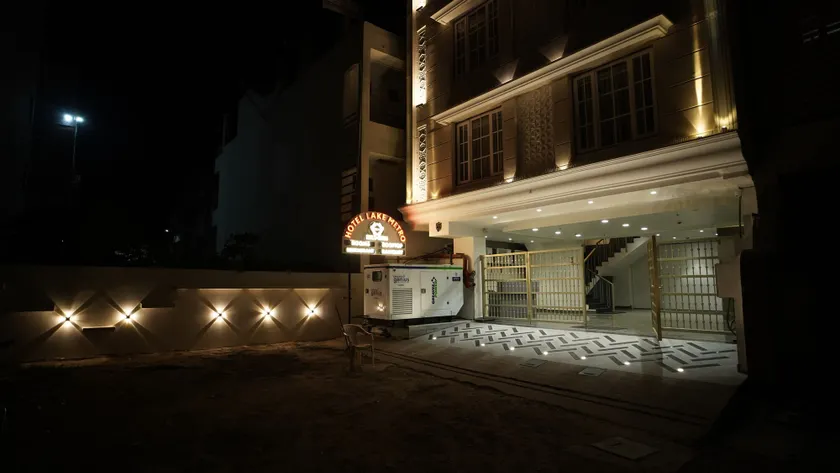 Hotel Lake Metro - Image 1