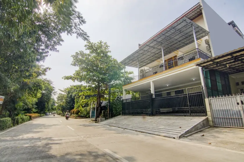 OYO 90322 Joy Homestay Near Bella Terra Lifestyle Center - Image 1