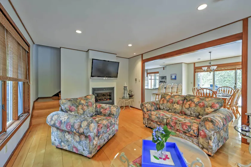 Walk to Beach! Hyannis Family Haven w/ Deck - Intérieur