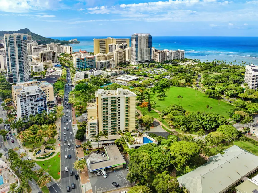 Luana Waikiki hotel& suites - Image 1