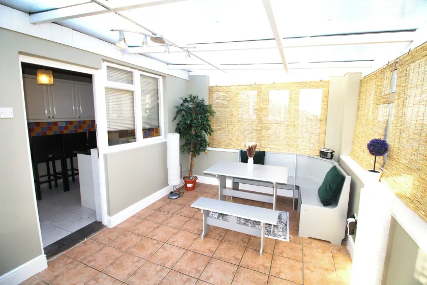 Large Bungalow - 3 Beds 2 Baths - Very Large Enclosed Garden - Dogs Stay Free - Image 1