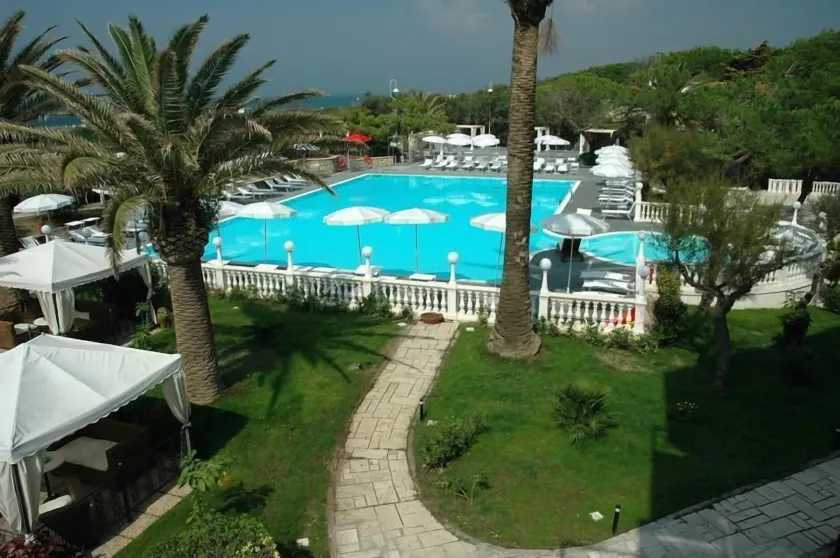 Hotel Domizia Palace. Baia Domizia - Image 1