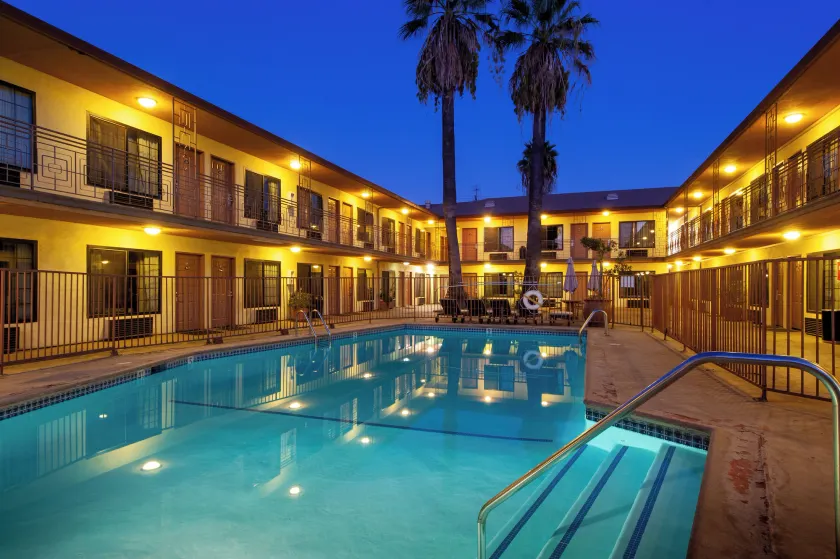 Studio City Court Yard Hotel - Image 1