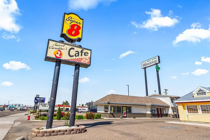 Super 8 by Wyndham Ontario - Image 1