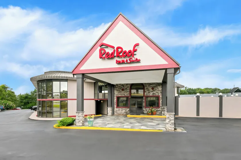 Red Roof Inn & Suites Duncan - Image 1