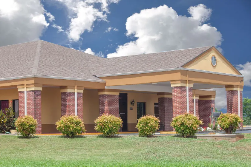 Days Inn by Wyndham Moulton - Image 1