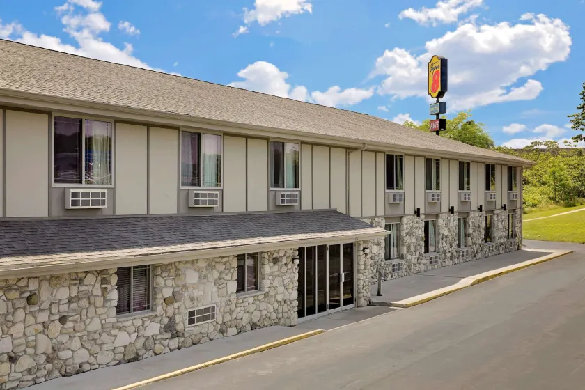 Super 8 by Wyndham Sturgeon Bay - Image 1