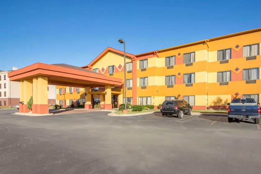 Quality Inn & Suites MidAmerica Industrial Park Area - Image 1