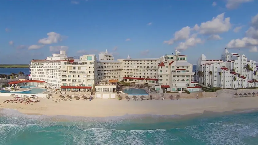 BSEA Cancun Plaza Hotel - Image 1