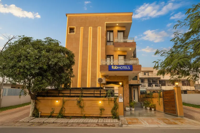 FabHotel Rallkmas - DLF Phase 2 & MG Road Metro - Image 1