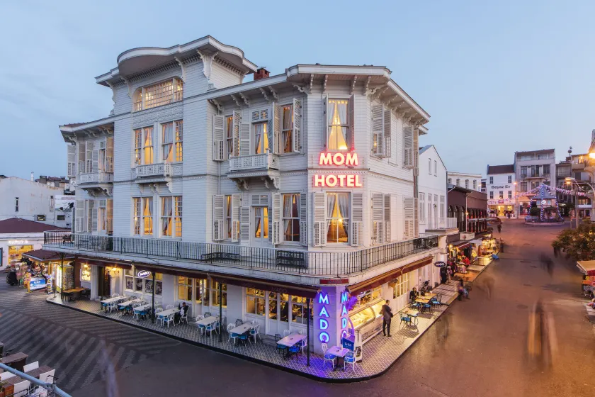 Mom Hotel - Image 1
