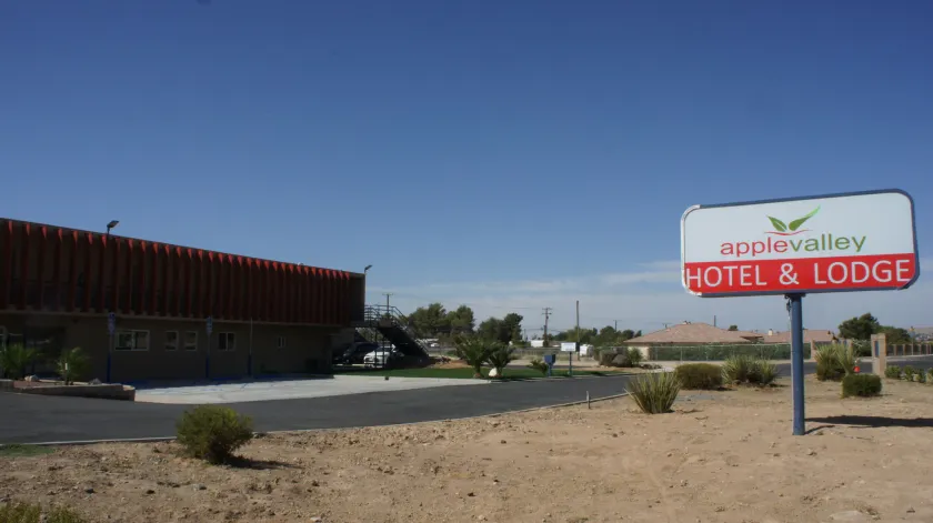 Apple Valley Hotel & Lodge - Image 1