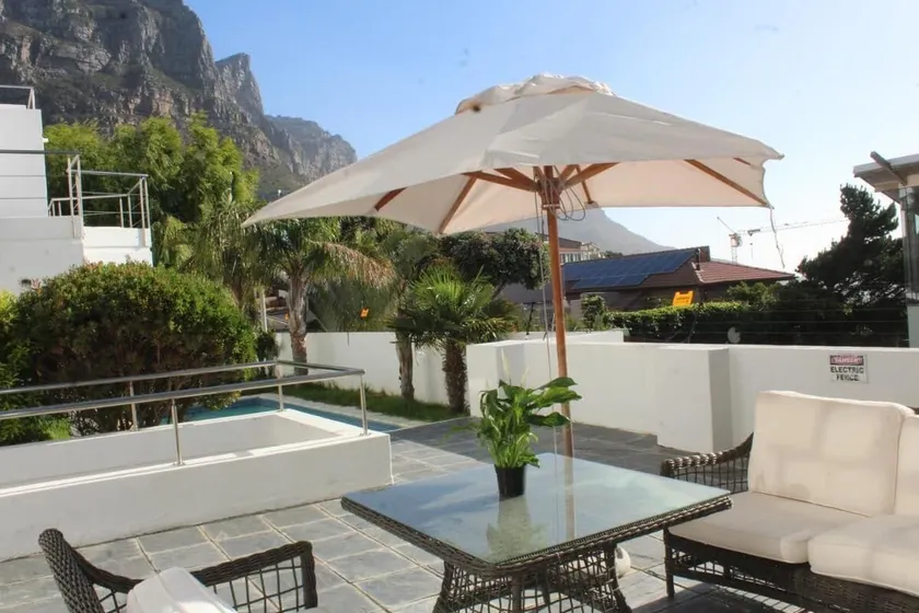 Cozy Camps Bay House with mountain and sea view - Image 1