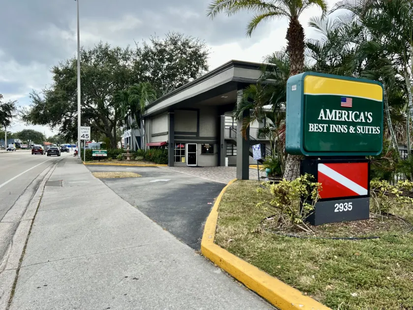 Americas Best Inn and Suites Fort Lauderdale North - Image 1