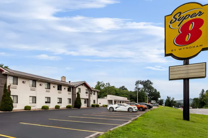 Super 8 by Wyndham Elkins - Image 1