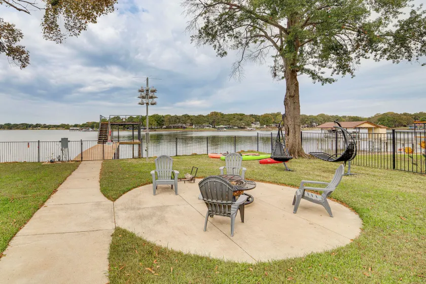Private Dock & Yard! Modern Getaway in Mabank - Image 1