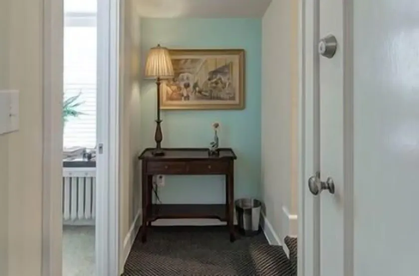 Knob Hill Bed & Breakfast - Image 1