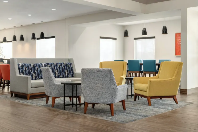 Holiday Inn Express Hotel & Suites Edmond by IHG - Sittområde i lobbyn