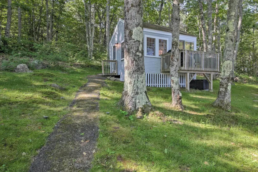 Lush Edgecomb Studio Cottage with Fire Table! - Image 1