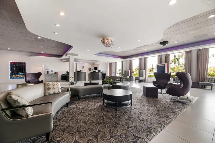 Clarion Inn & Suites Across From Universal Orlando Resort - Image 1