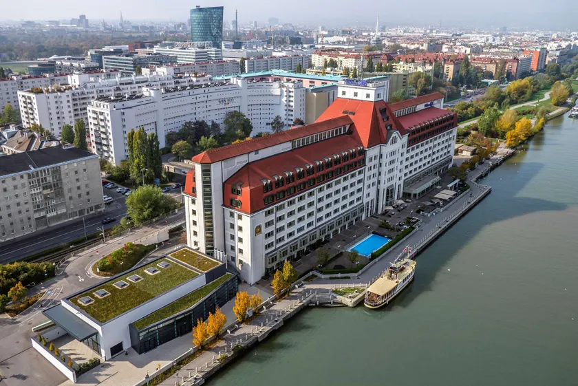 Hilton Vienna Waterfront - Image 1