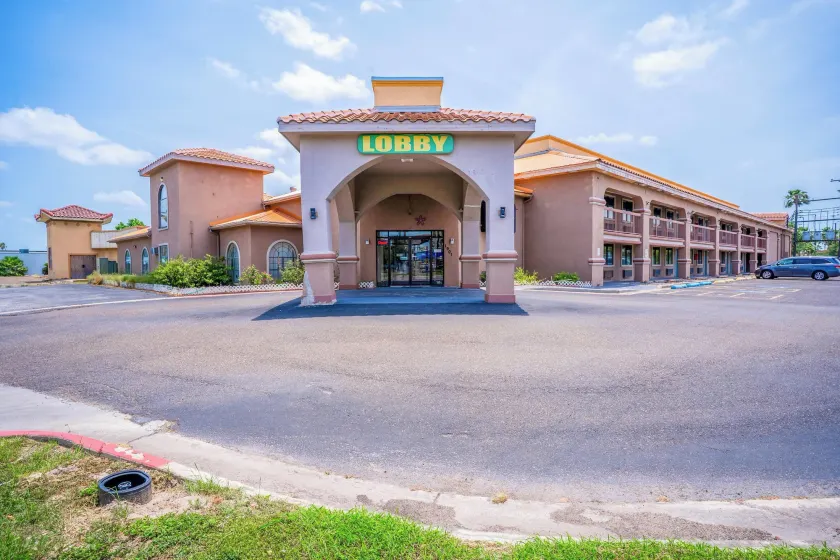 Lone Star Inn & Suites - Image 1