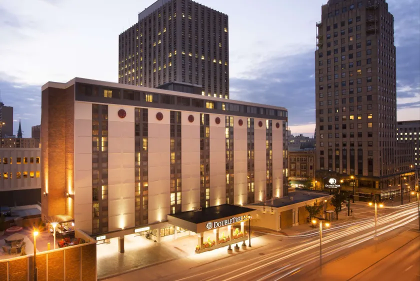 DoubleTree by Hilton Milwaukee Downtown - Image 1