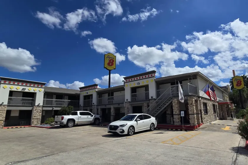 Super 8 by Wyndham McAllen-Downtown-Airport-LA Plaza Mall - Image 1