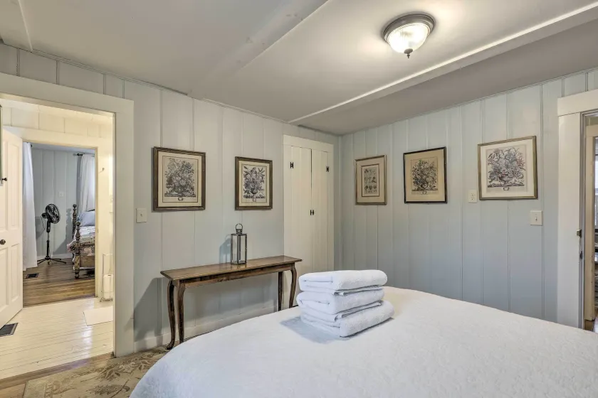 Charming Sutton Cottage: Walk to Lake & Farm! - Værelse