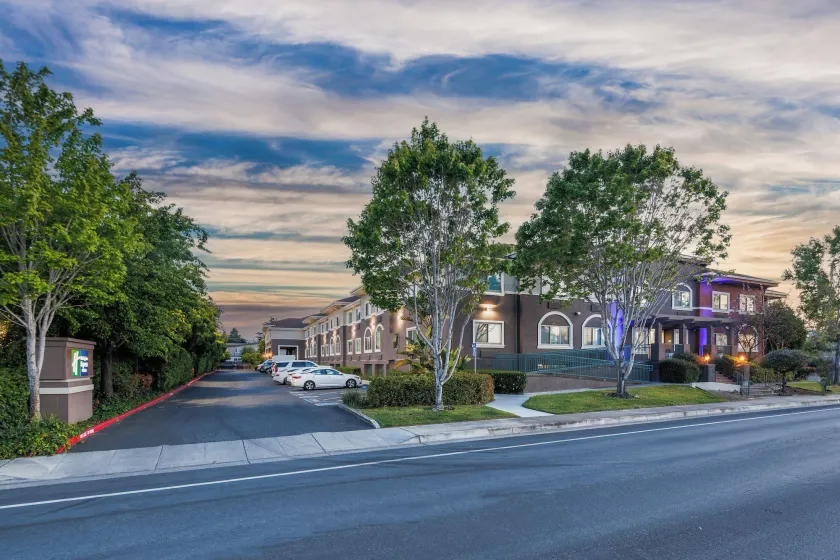Holiday Inn Express & Suites Mountain View Silicon Valley by IHG - Image 1