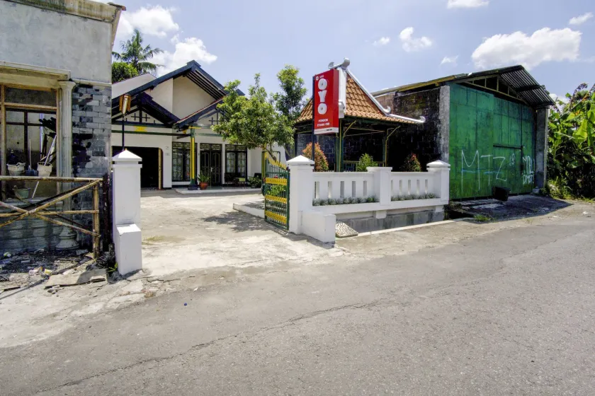 OYO Life 3301 Pondok Eyang Obi - Image 1