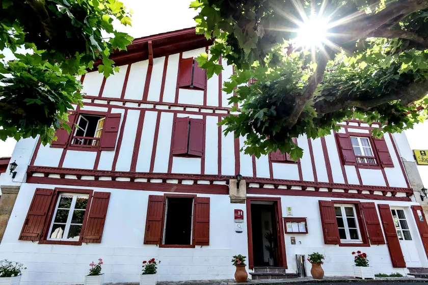 Logis Hôtel Baratxartea - Image 1