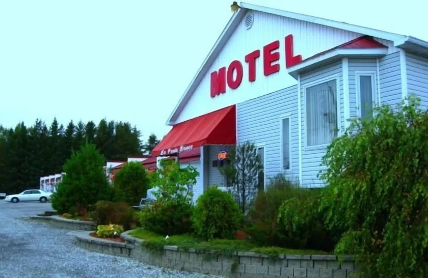 Motel de la Pente Douce - Image 1