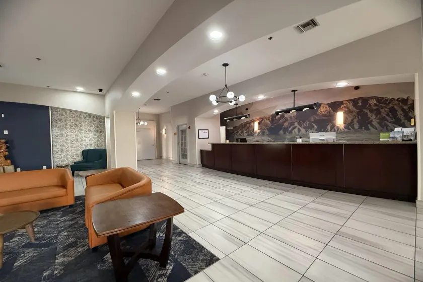 La Quinta Inn & Suites by Wyndham Albuquerque Midtown - Lobby