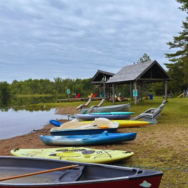 Lakefront Hideaway Resort 10 Total cabins-Lake View, Private Beach - Image 1