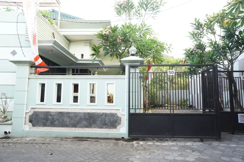 OYO Life 93045 Kost Putra Bu Ketut - Image 1
