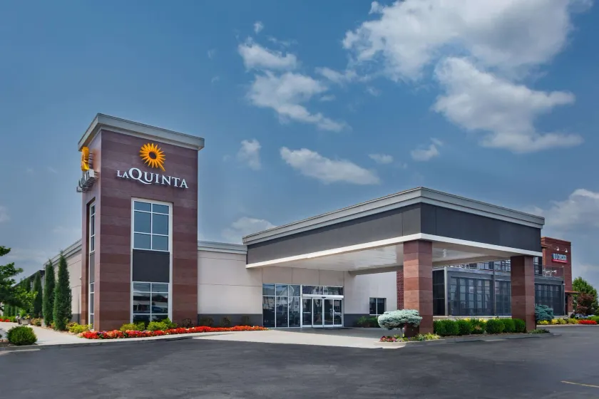 La Quinta by Wyndham Joplin - Image 1