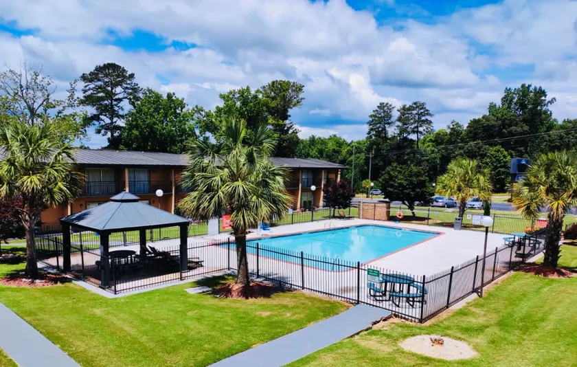 Howard Johnson by Wyndham Athens - Image 1